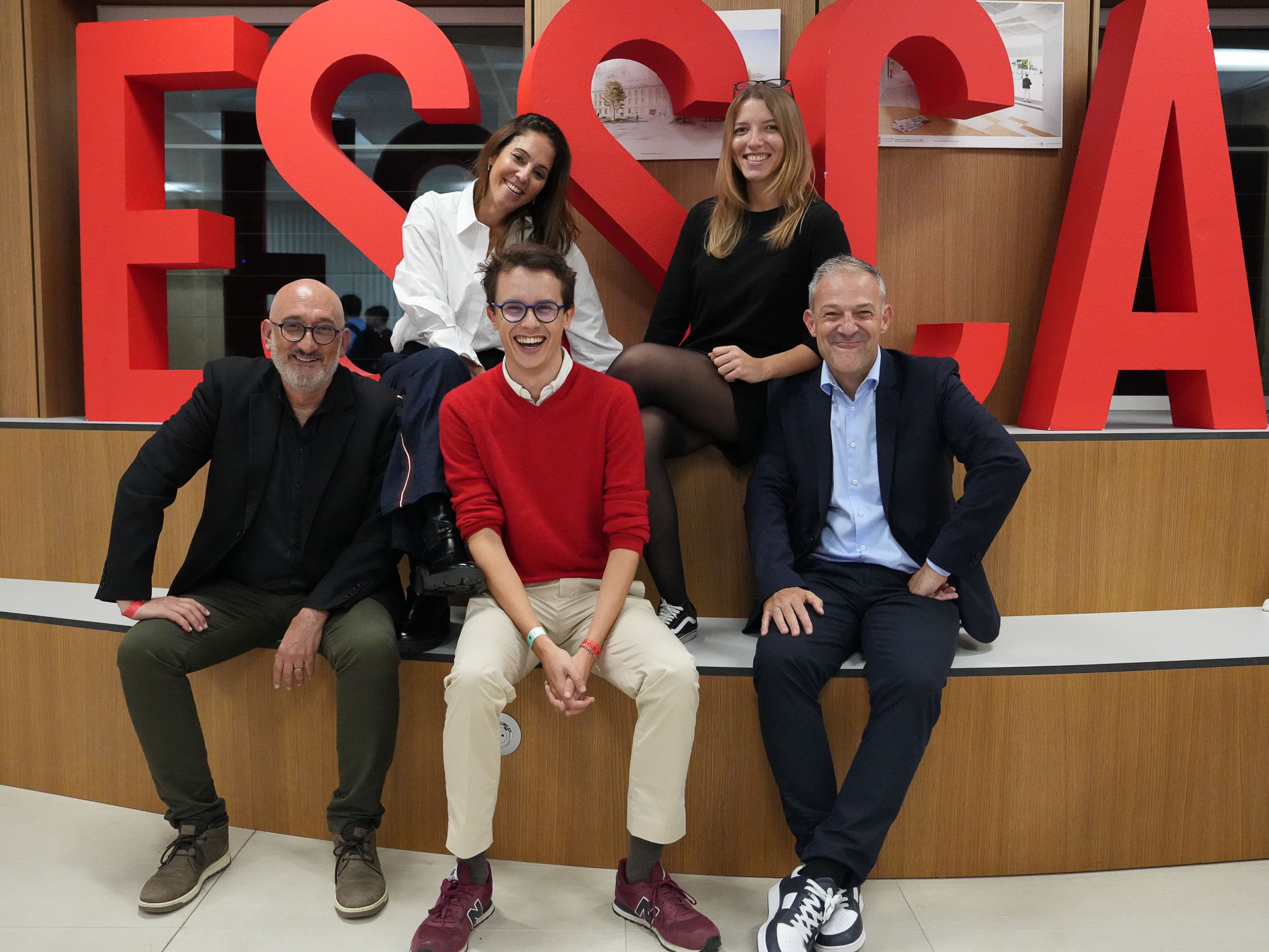 photo devant logo essca conférence