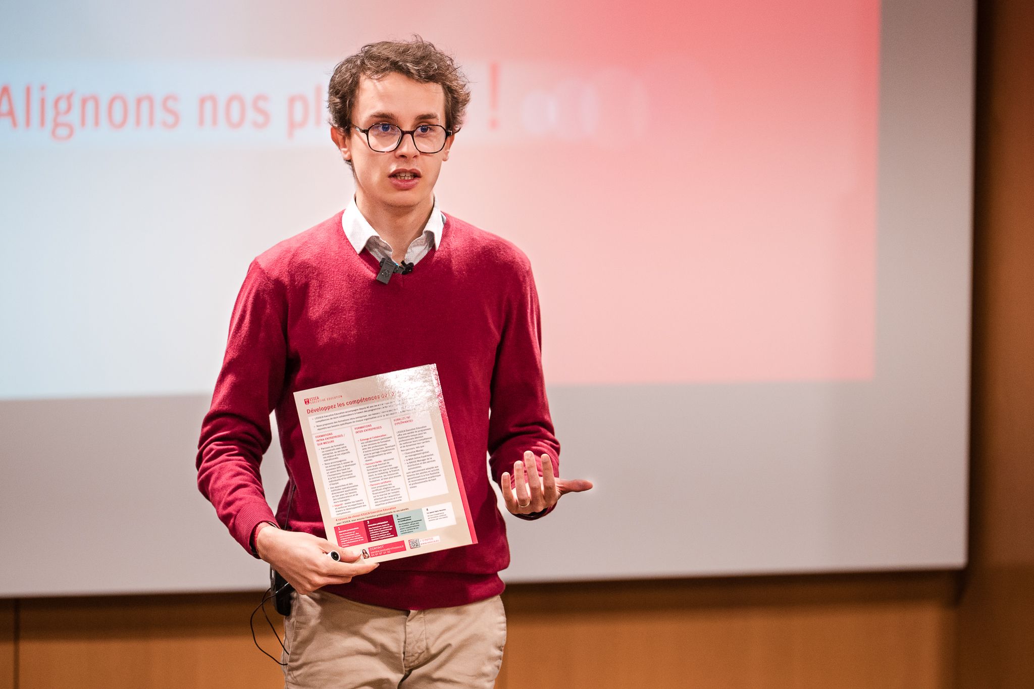 Jean Baptiste en conférence avec document en main